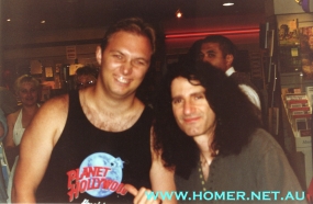 Bruce Kulick(Kiss) and Homer at a meet and greet before Homer took off to see Michael Jackson that evening. And note Tim O'Brien's lovely wfie Fina and sis in law in the background